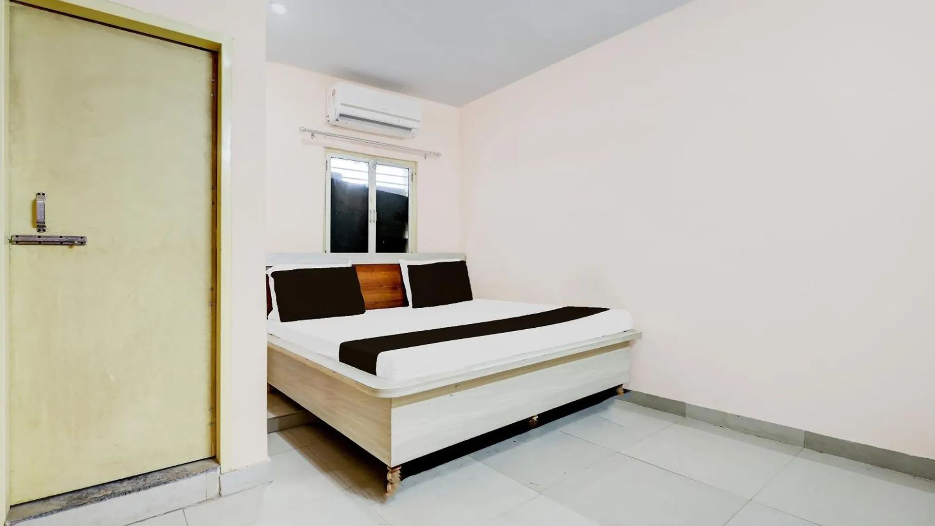 ***  Hotel O Radhe Hotel Gurgaon India