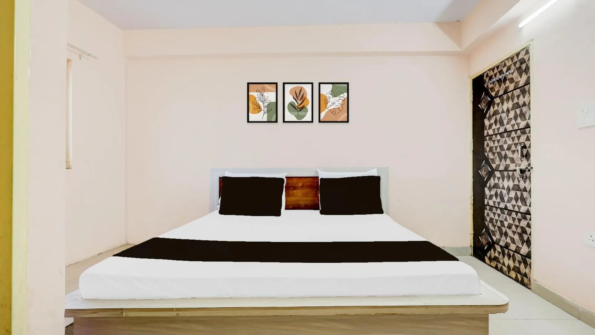 ***  Hotel O Radhe Hotel Gurgaon India